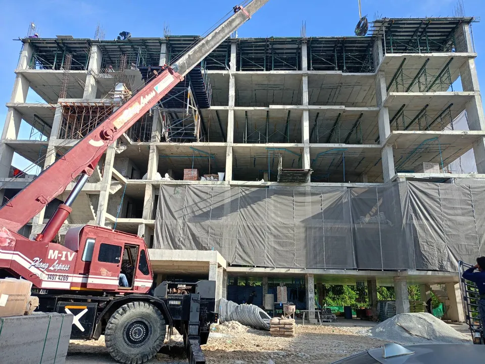 8 Storey Apartment Building in Ban Bueng, Chonburi